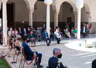 Consejeros, miembros de la Mesa, diputados del Parlamento y autoridades que han acudido al homenaje 