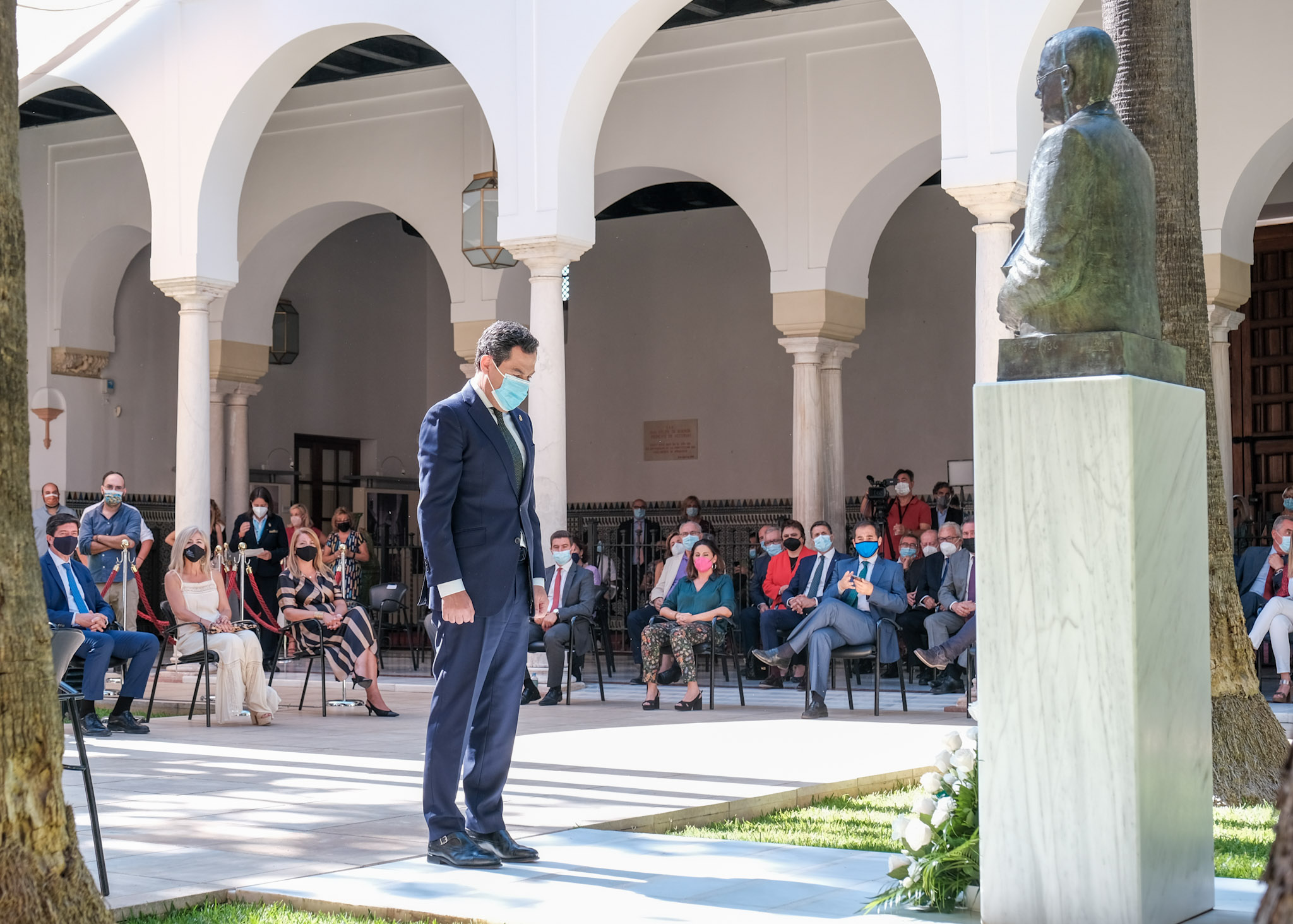 El presidente de la Junta de Andaluca, Juan Manuel Moreno, tras depositar la ofrenda floral 