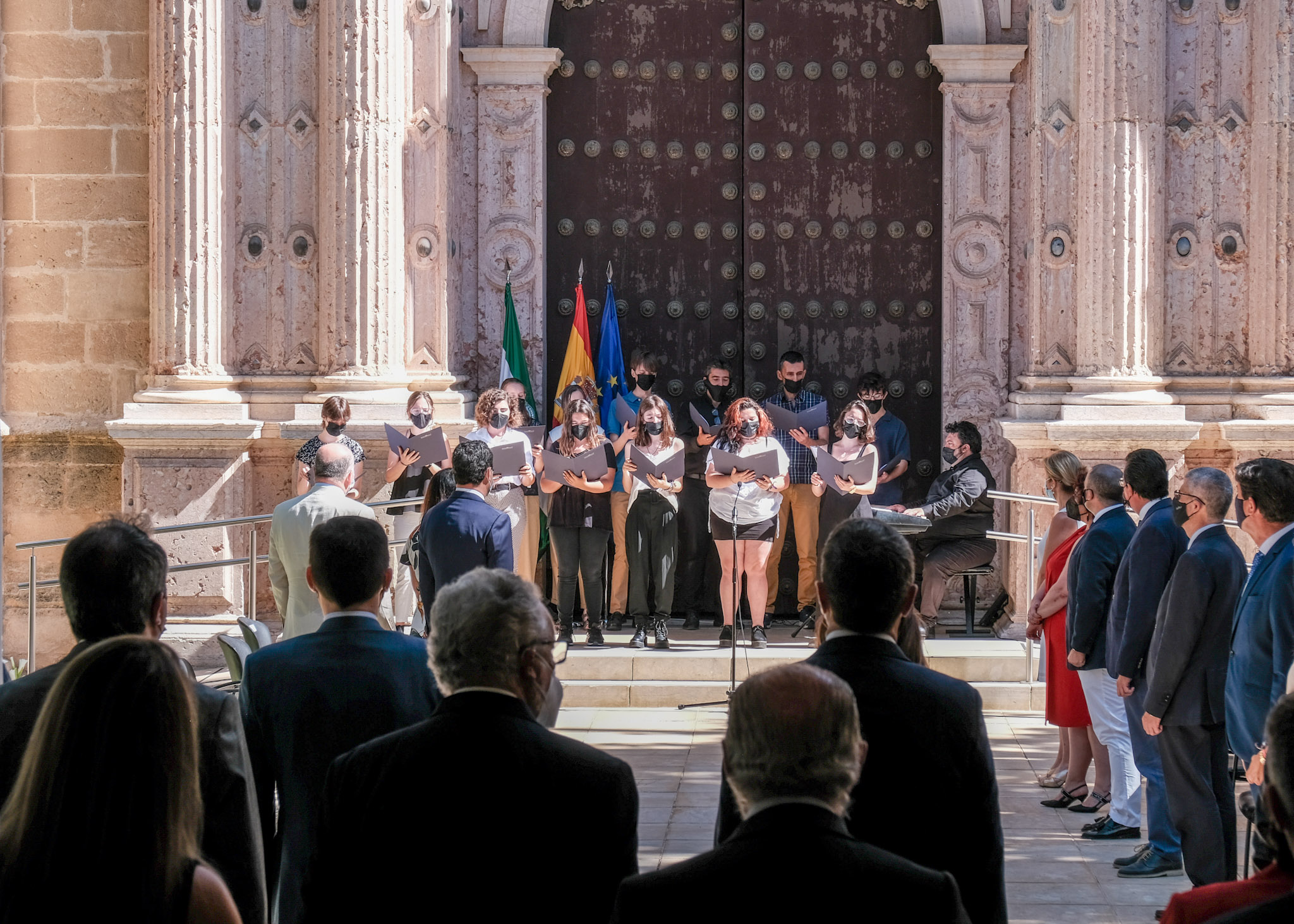 Interpretacin por parte de la Escolana de Sevilla de una adaptacin del himno de Andaluca.

 