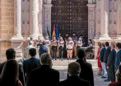 Interpretacin por parte de la Escolana de Sevilla de una adaptacin del himno de Andaluca.

 