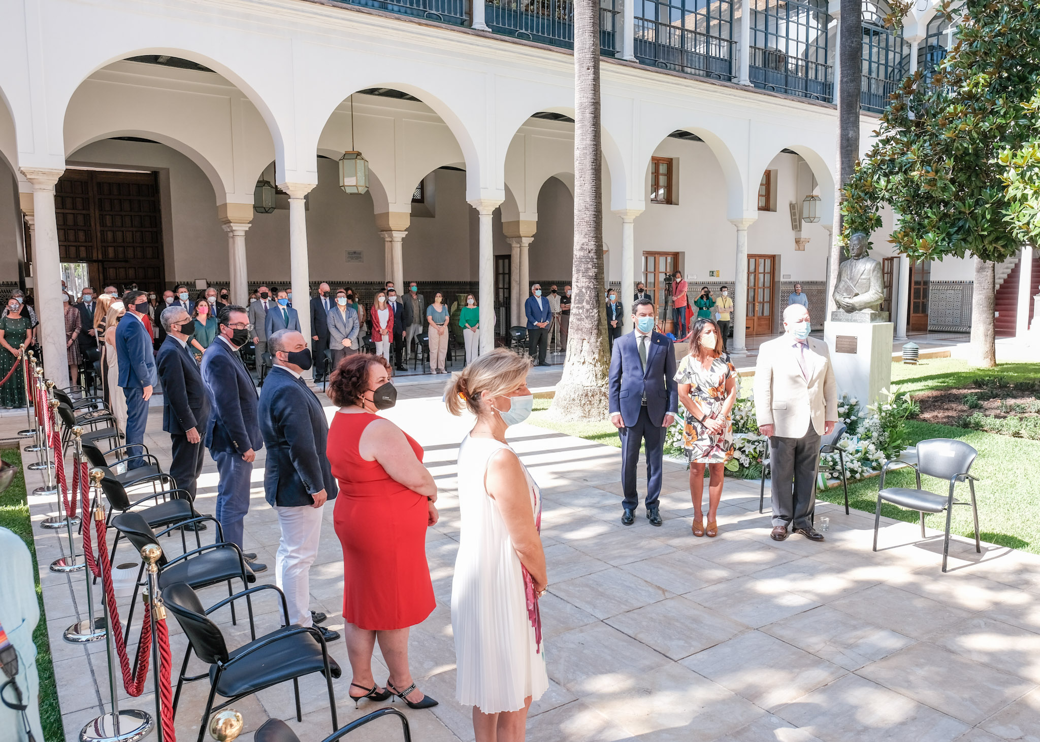 Imagen de los asistentes al homenaje durante la interpretacin del himno de Andaluca 