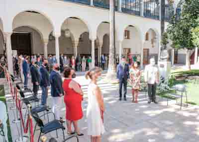 Imagen de los asistentes al homenaje durante la interpretacin del himno de Andaluca 