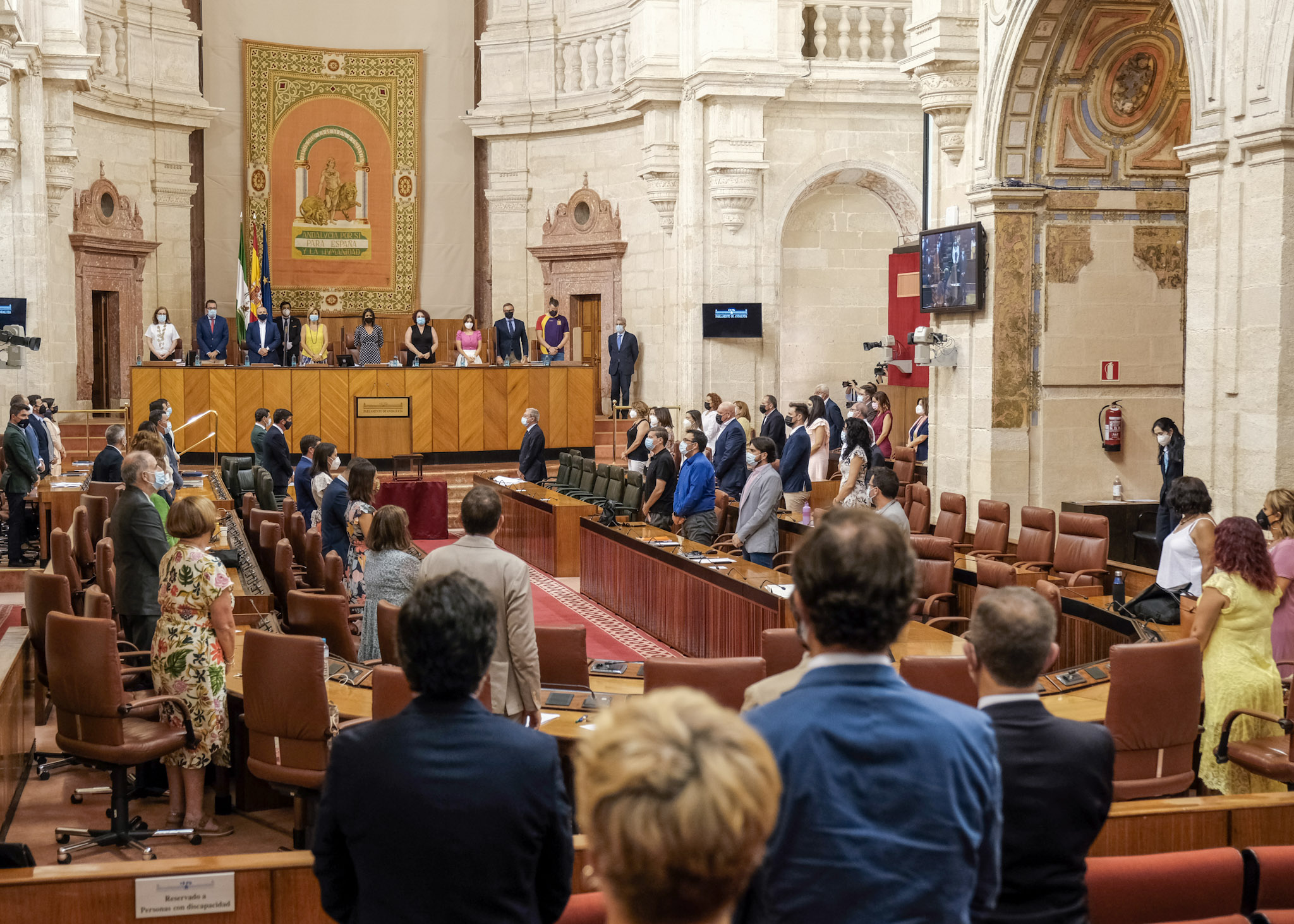  El Pleno de la Cmara guarda un minuto de silencio en recuerdo de Plcido Fernndez-Viagas Bartolom, letrado del Parlamento de Andaluca hasta su jubilacin en 2017, que ha fallecido recientemente 