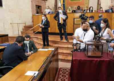El presidente de la Junta de Andaluca, Juan Manuel Moreno, y el vicepresidente, Juan Marn, conversan antes de la sesin ante la atenta mirada de los medios de comunicacin 