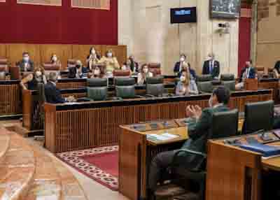  Diputados y miembros del Consejo de Gobierno aplauden tras la designacin de Susana Daz como senadora de la Comunidad Autnoma 