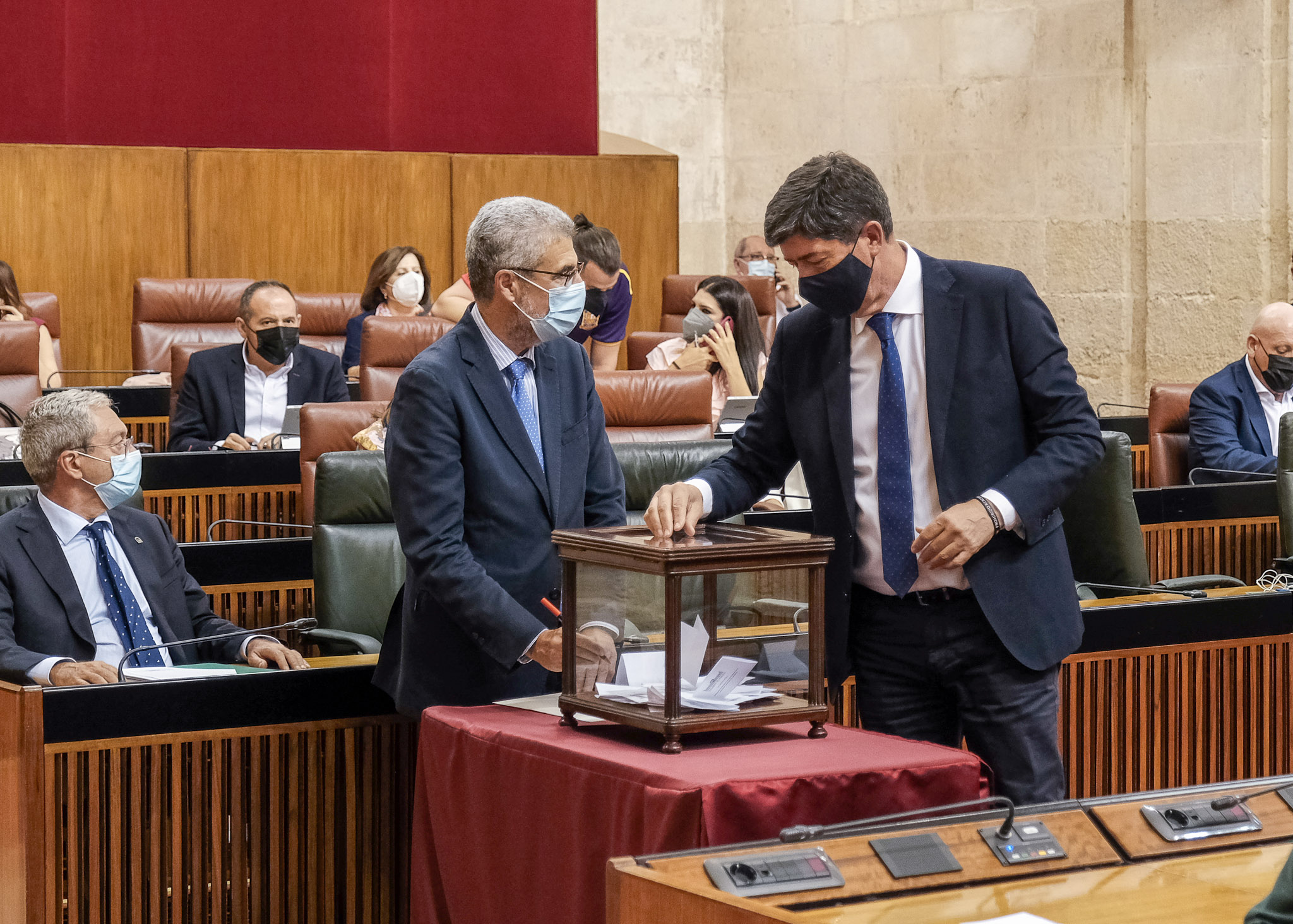  Momento en el que el vicepresidente de la Junta de Andaluca y diputado por Ciudadanos vota en la urna instalada al efecto