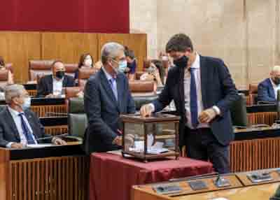  Momento en el que el vicepresidente de la Junta de Andaluca y diputado por Ciudadanos vota en la urna instalada al efecto