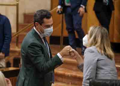 El presidente de la Junta de Andaluca, Juan Manuel Moreno, celebra con la consejera de Fomento, Infraestructuras y Ordenacin del Territorio, Marifrn Carazo, la superacin del debate de totalidad del Proyecto de Ley de Impulso para la Sostenibilidad del Territorio de Andaluca