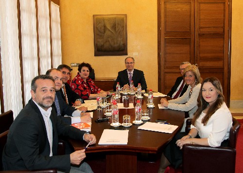 La Mesa del Parlamento, al comienzo de su primera reunión