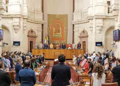  El Pleno del Parlamento de Andaluca guarda un minuto de silencio en homenaje al bombero fallecido recientemente en las labores de extincin del incendio de Sierra Bermeja (Mlaga)  
