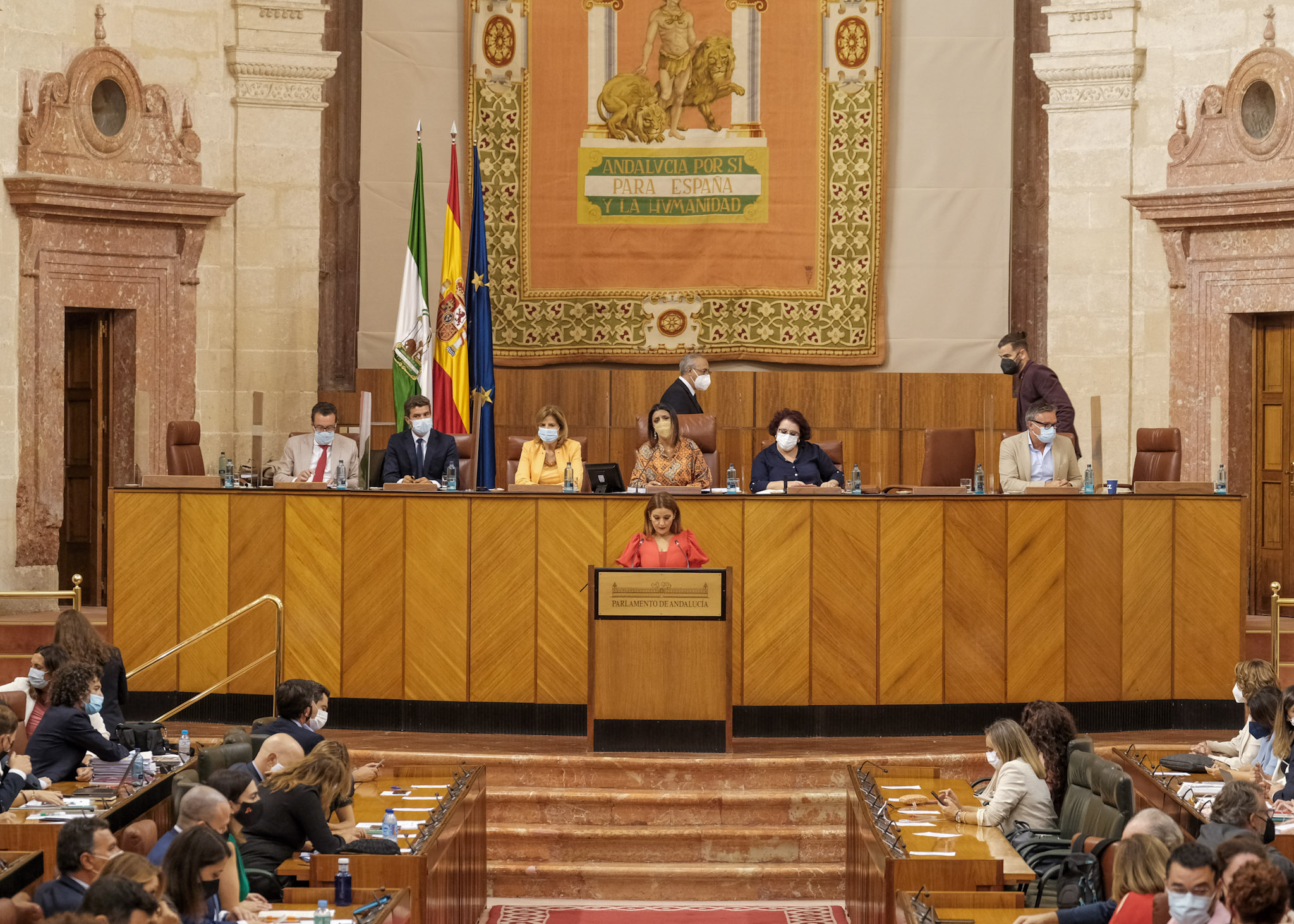 La secretaria primera de la Mesa, Vernica Prez, llama a la votacin a los diputados para la eleccin del nuevo vicepresidente tercero