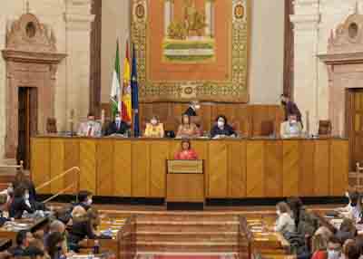 La secretaria primera de la Mesa, Vernica Prez, llama a la votacin a los diputados para la eleccin del nuevo vicepresidente tercero