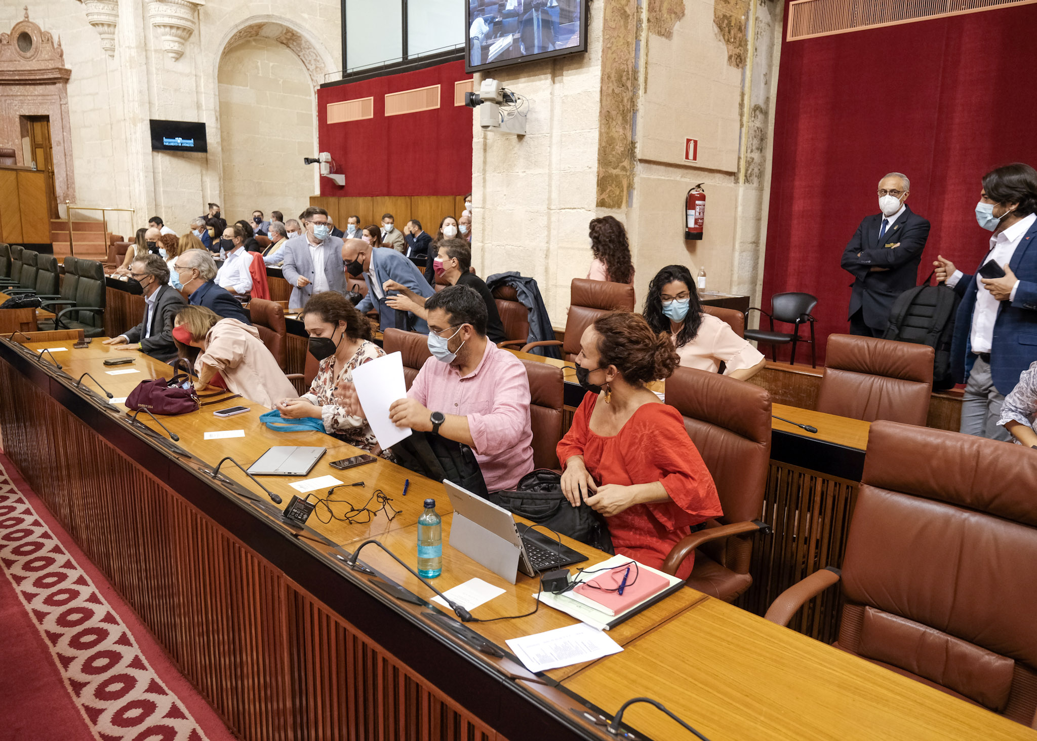  El Grupo Parlamentario Unidas Podemos por Andaluca en primer plano y el Grupo Socialista al fondo