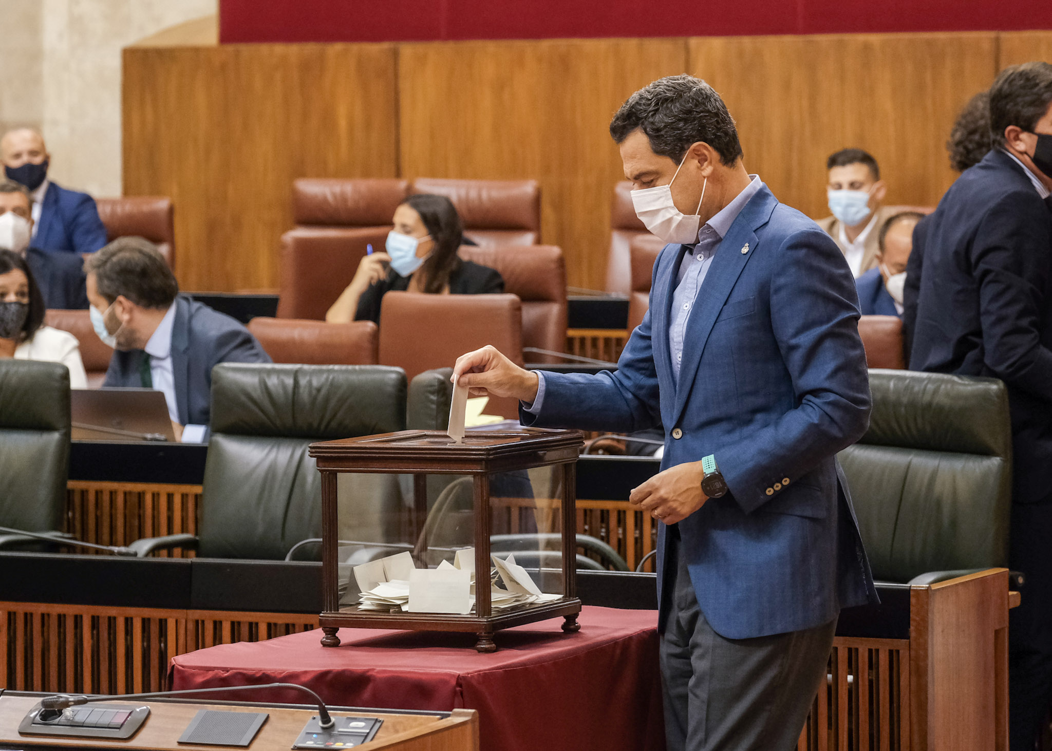 El presidente de la Junta de Andaluca, Juan Manuel Moreno, en el momento de la votacin 