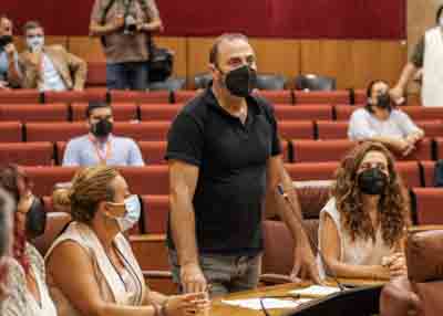 El nuevo diputado Ricardo Snchez Moreno presta el juramento o promesa de acatar la Constitucin y el Estatuto de Autonoma en su primera sesin plenaria   