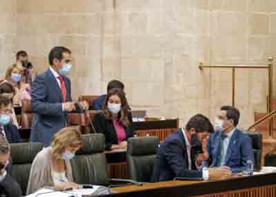 El presidente de la Junta de Andaluca, Juan Manuel Moreno, escucha la pregunta del portavoz del Grupo Popular 