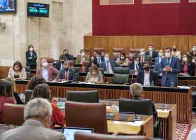 El presidente de la Junta de Andaluca, Juan Manuel Moreno, contesta a la portavoz socialista en la sesin de control 