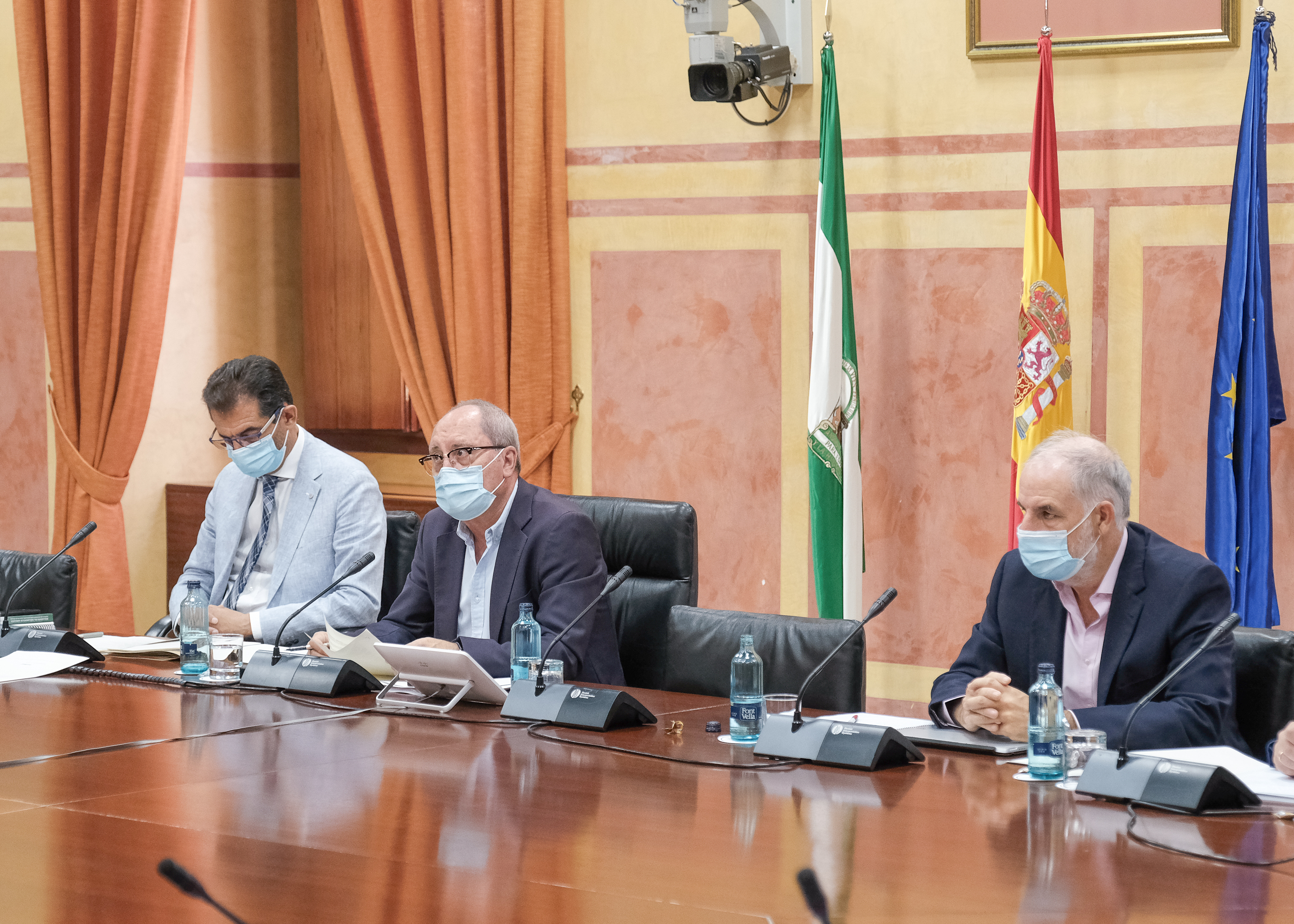 La Mesa de la Comisi�n de Fomento al inicio de la sesi�n 