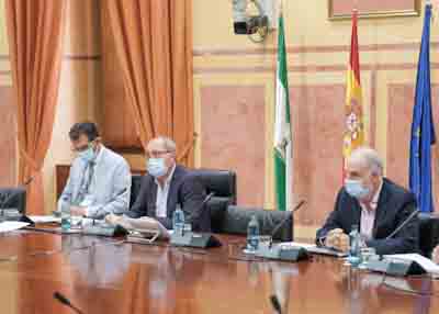 La Mesa de la Comisi�n de Fomento al inicio de la sesi�n 