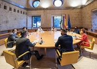   La Mesa del Parlamento, al inicio de la reunin celebrada hoy en la Sala de Juntas del Palacio de Carlos V de la Alhambra