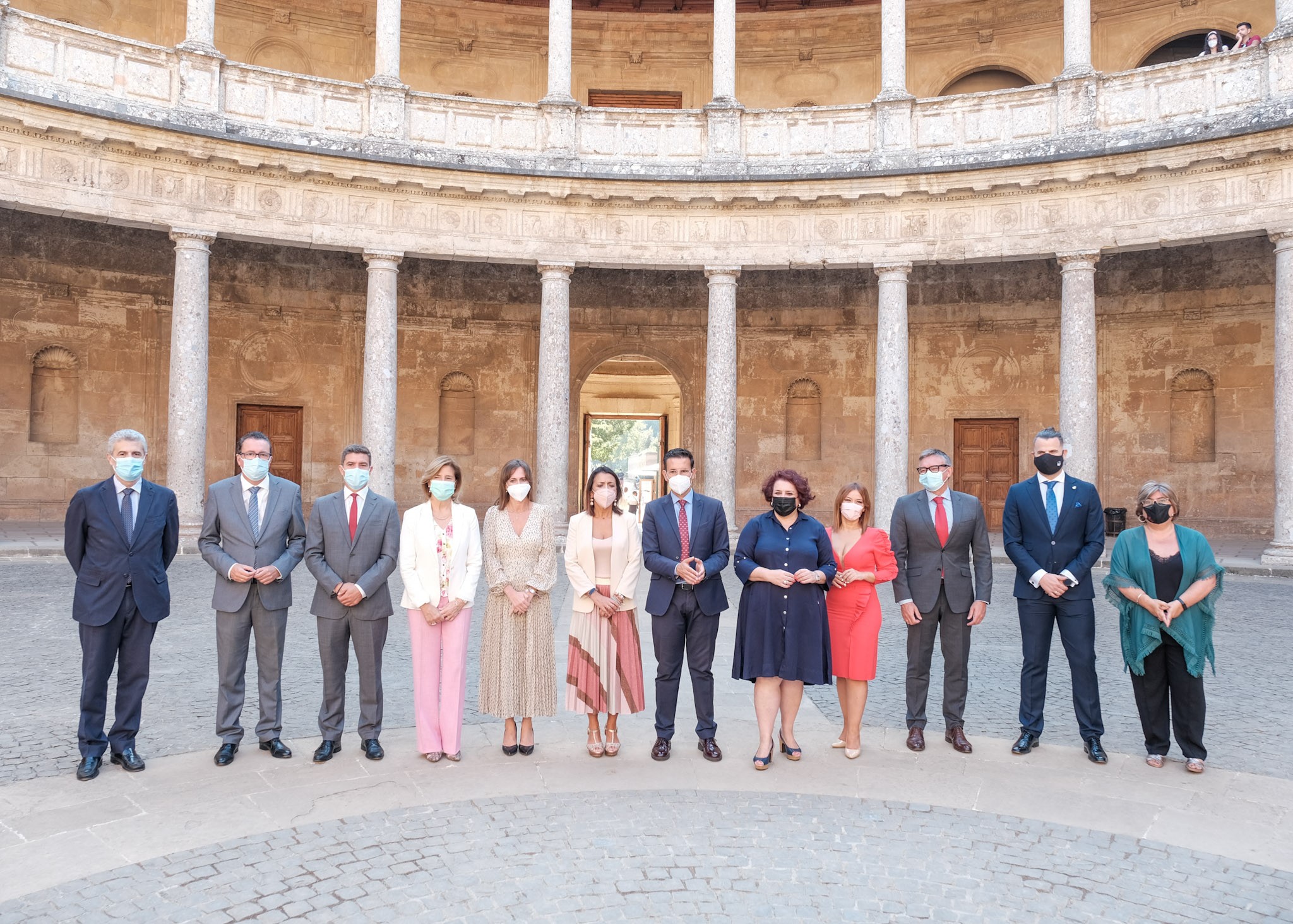   Los miembros de la Mesa, junto al alcalde de Granada, la directora del Patronato de la Alhambra y el Generalife y la primera teniente de alcalde, en el Palacio de Carlos V