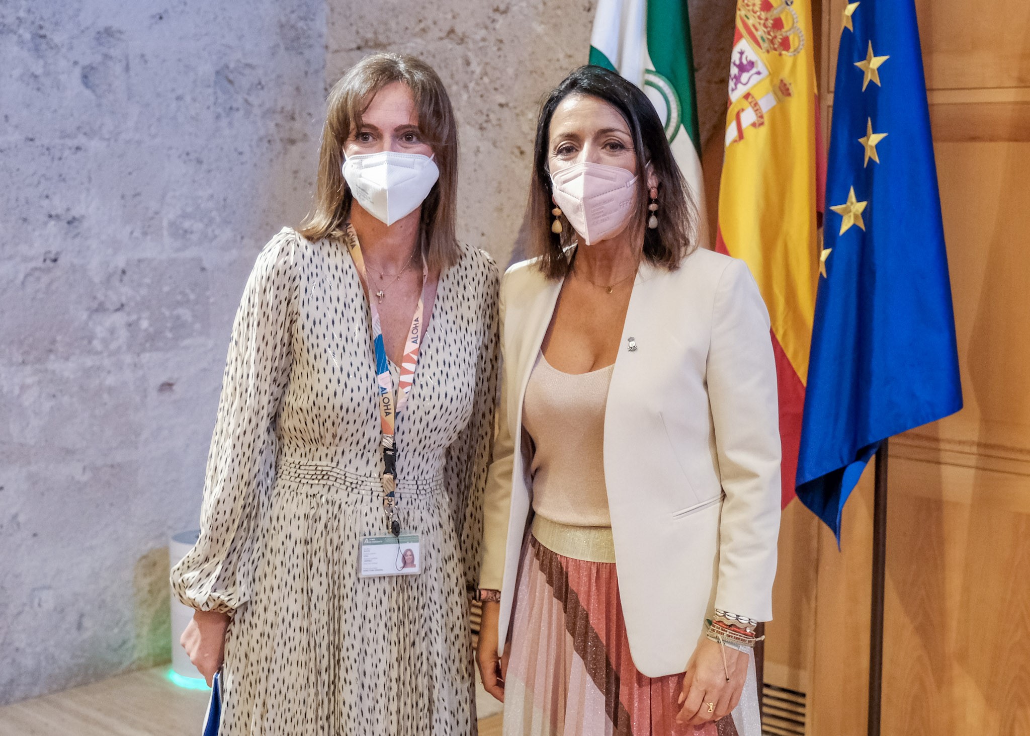 La presidenta del Parlamento, junto a la directora general del Patronato de la Alhambra y el Generalife 
