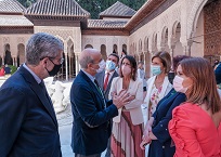   Los miembros de la Mesa, en el Patio de los Leones de la Alhambra durante la visita posterior a la reunin