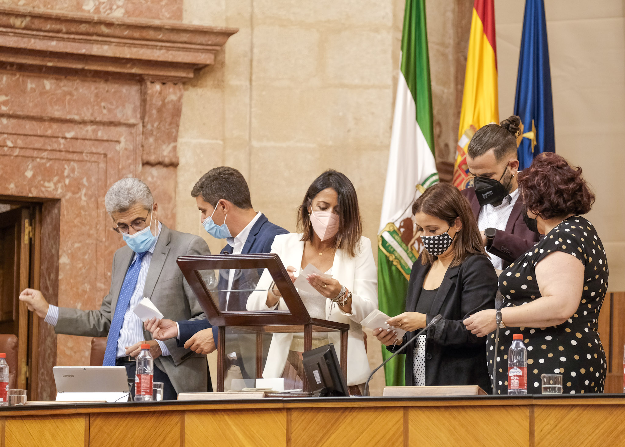  El Pleno da comienzo con la eleccin del director de la Oficina Andaluza contra el Fraude y la Corrupcin. En la imagen, recuento de votos