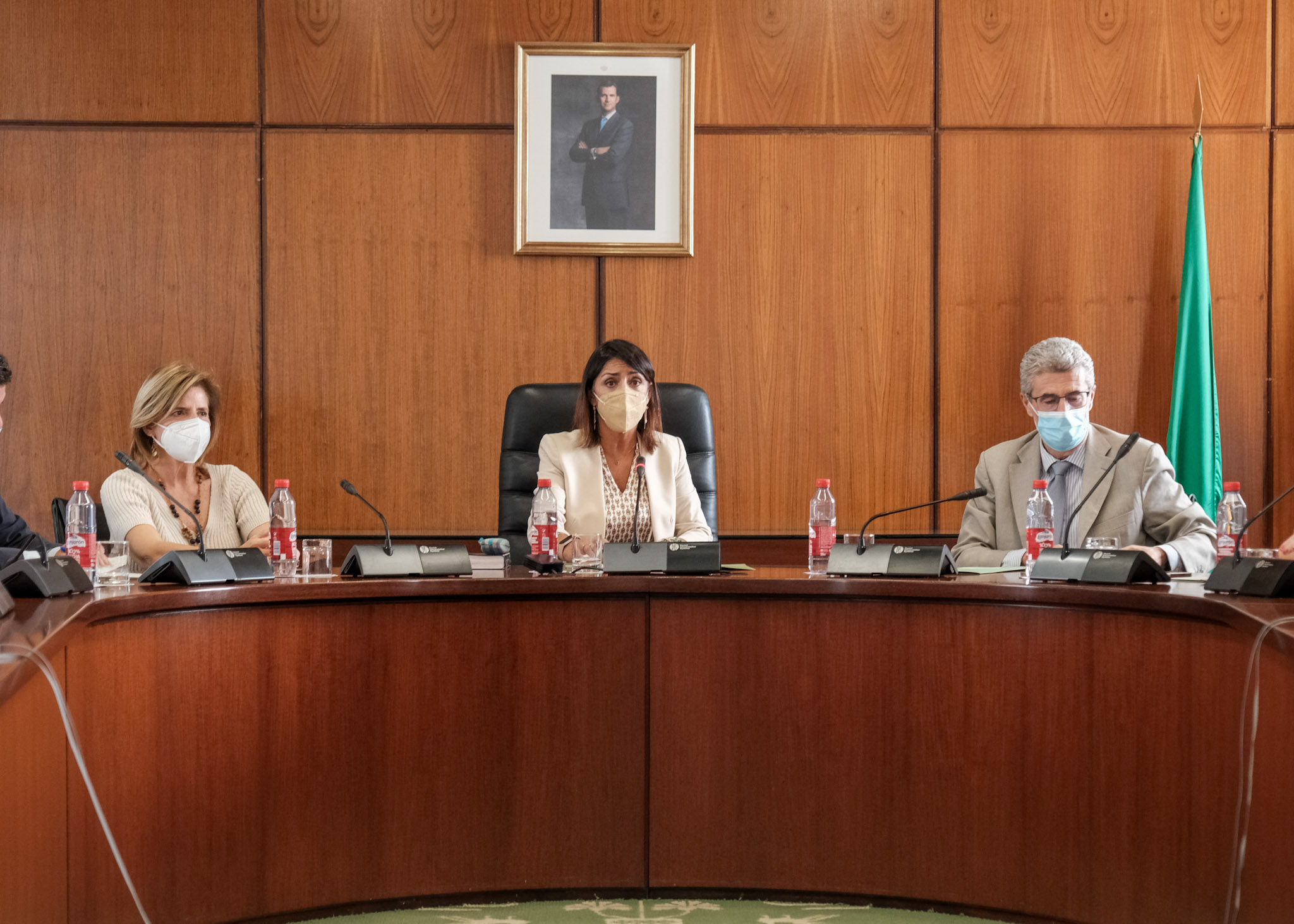 La presidenta del Parlamento de Andaluca, Marta Bosquet, junto a la vicepresidenta primera, Esperanza Oa y el letrado mayor, ngel Marrero 