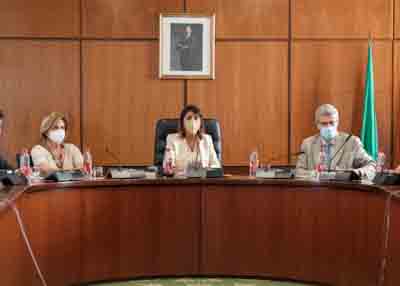 La presidenta del Parlamento de Andaluca, Marta Bosquet, junto a la vicepresidenta primera, Esperanza Oa y el letrado mayor, ngel Marrero 