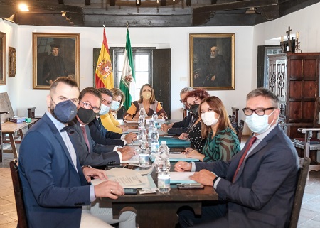  La Mesa del Parlamento, al inicio de la reunin celebrada hoy en la Sala Capitular del Monasterio de La Rbida, en Palos de la Frontera (Huelva)  