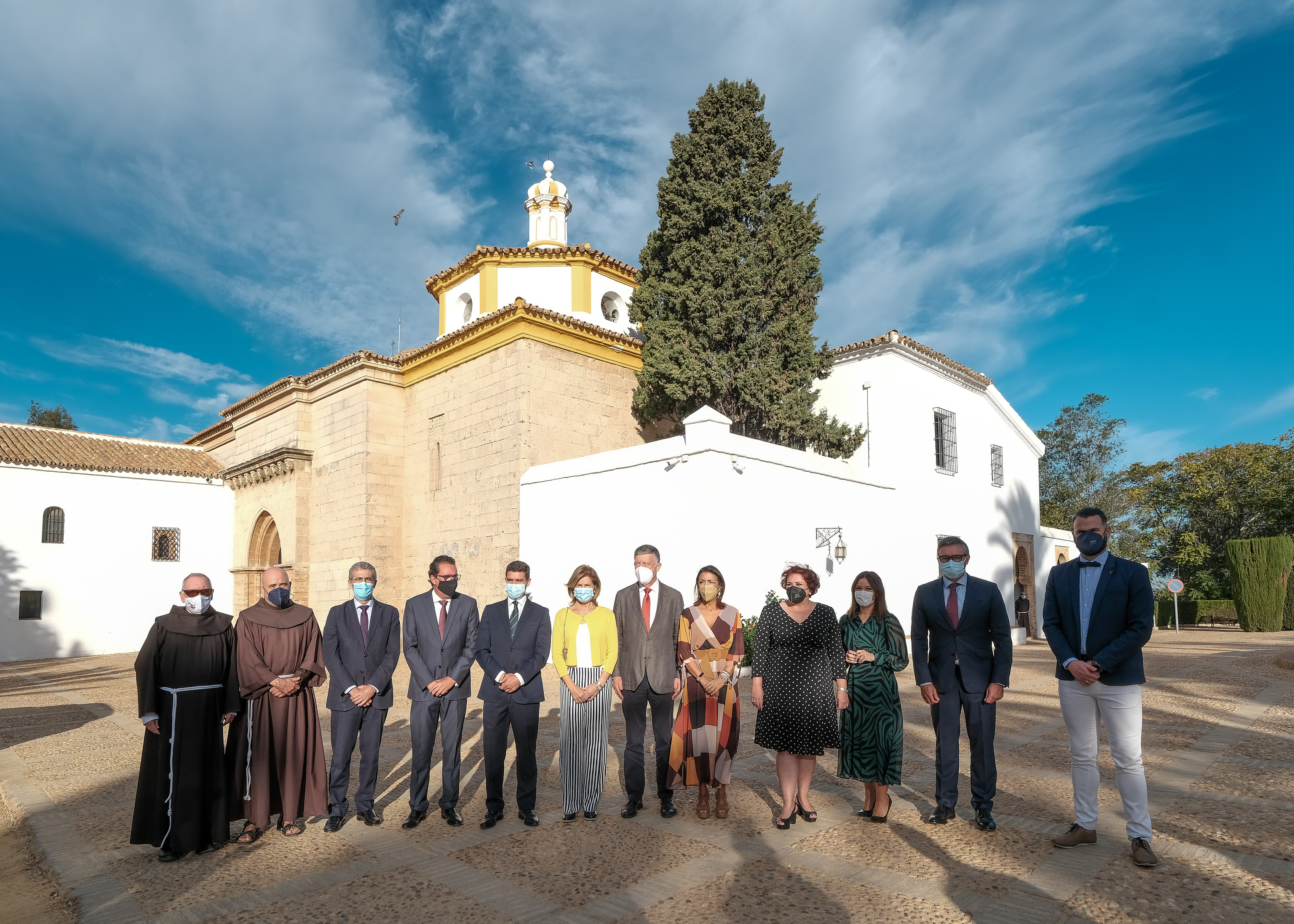 Los miembros de la Mesa, junto al alcalde de Palos de la Frontera, Carmelo Romero, y el Prior Superior del Convento, Miguel Vallecillo, en el Monasterio de Santa Mara de la Rbida 