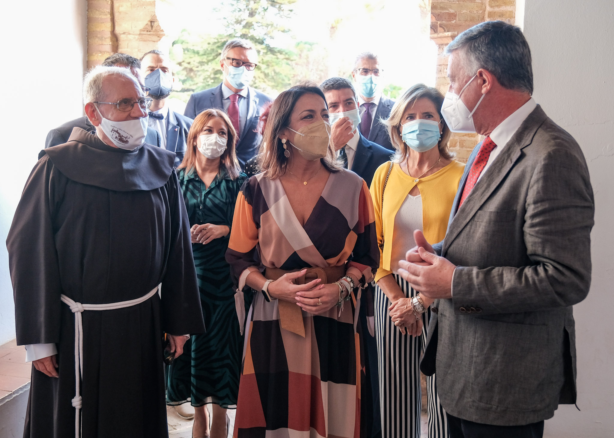  Marta Bosquet, presidenta del Parlamento, conversa con el alcalde del municipio, Carmelo Romero, y el Prior Superior del Convento Franciscano Santa Mara de la Rbida, Miguel Vallecillo 