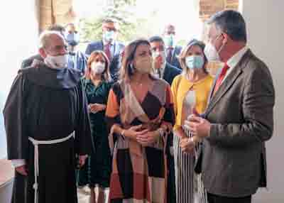  Marta Bosquet, presidenta del Parlamento, conversa con el alcalde del municipio, Carmelo Romero, y el Prior Superior del Convento Franciscano Santa Mara de la Rbida, Miguel Vallecillo 