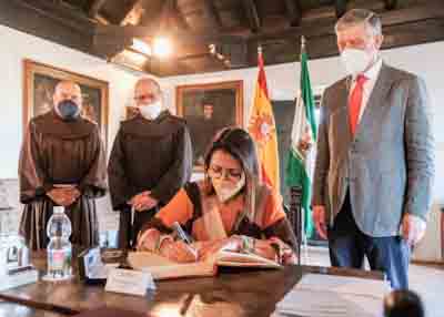 La presidenta del Parlamento, Marta Bosquet, firma en el Libro de Honor del Monasterio de Santa Mara de la Rbida 
