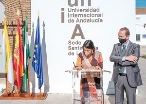    La presidenta del Parlamento, Marta Bosquet, firma el Libro de Honor de la sede de la Rbida de la UNIA (Universidad Internacional de Andaluca) 