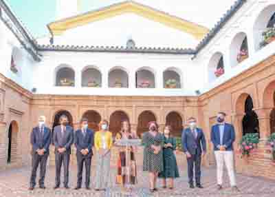  La Mesa del Parlamento durante la rueda de prensa que ha ofrecido la presidenta del Parlamento en el Monasterio de Santa Mara de la Rbida 