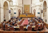      El Pleno del Parlamento asiste a la presentacin de un decreto ley por parte del consejero de Educacin y Deporte, Javier Imbroda