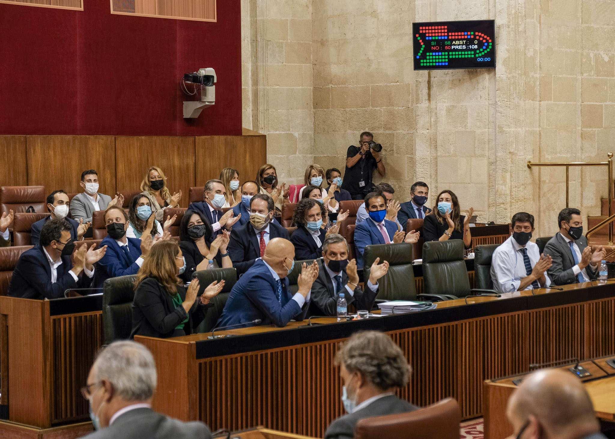   La bancada popular aplaude tras la aprobacin por el Pleno de la proposicin de ley de tributos cedidos