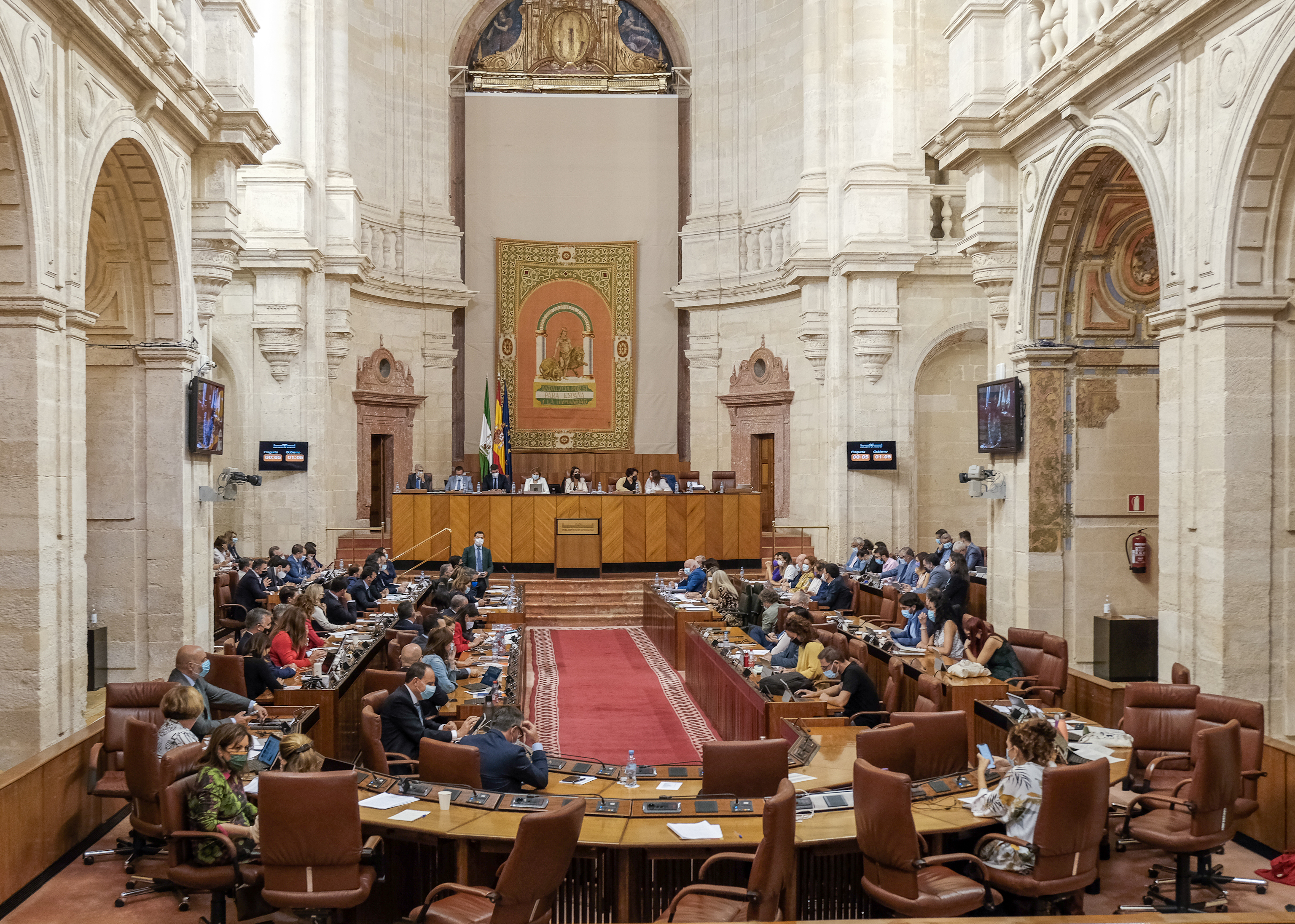 El Pleno del Parlamento de Andaluca durante las preguntas al presidente de la Junta 