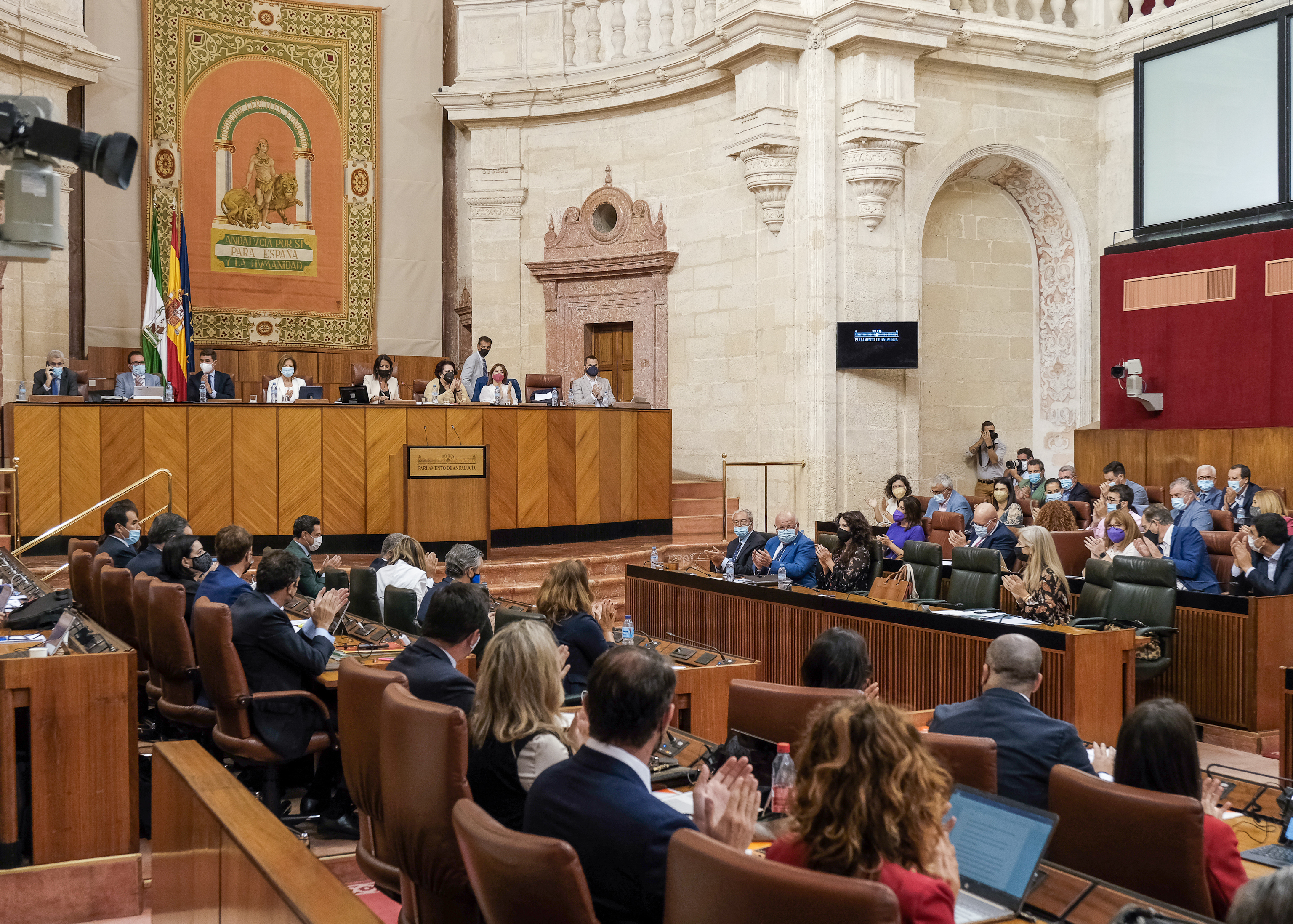  El Parlamento de Andaluca aplaude tras la lectura de la declaracin institucional leda en reconocimiento de la provincia de Huelva 