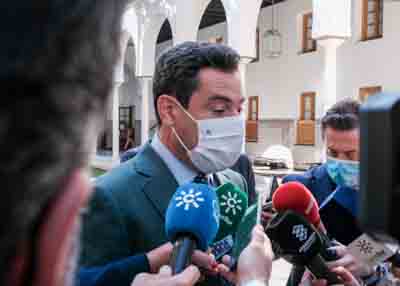   El presidente de la Junta de Andaluca, Juan Manuel Moreno, atiende a los medios de comunicacin a su llegada al pleno 