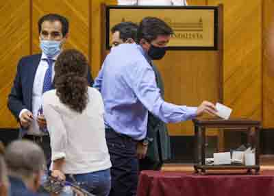 Momento de la votacin por papeletas para el cargo de director de la Oficina Andaluza contra el Fraude y la Corrupcin