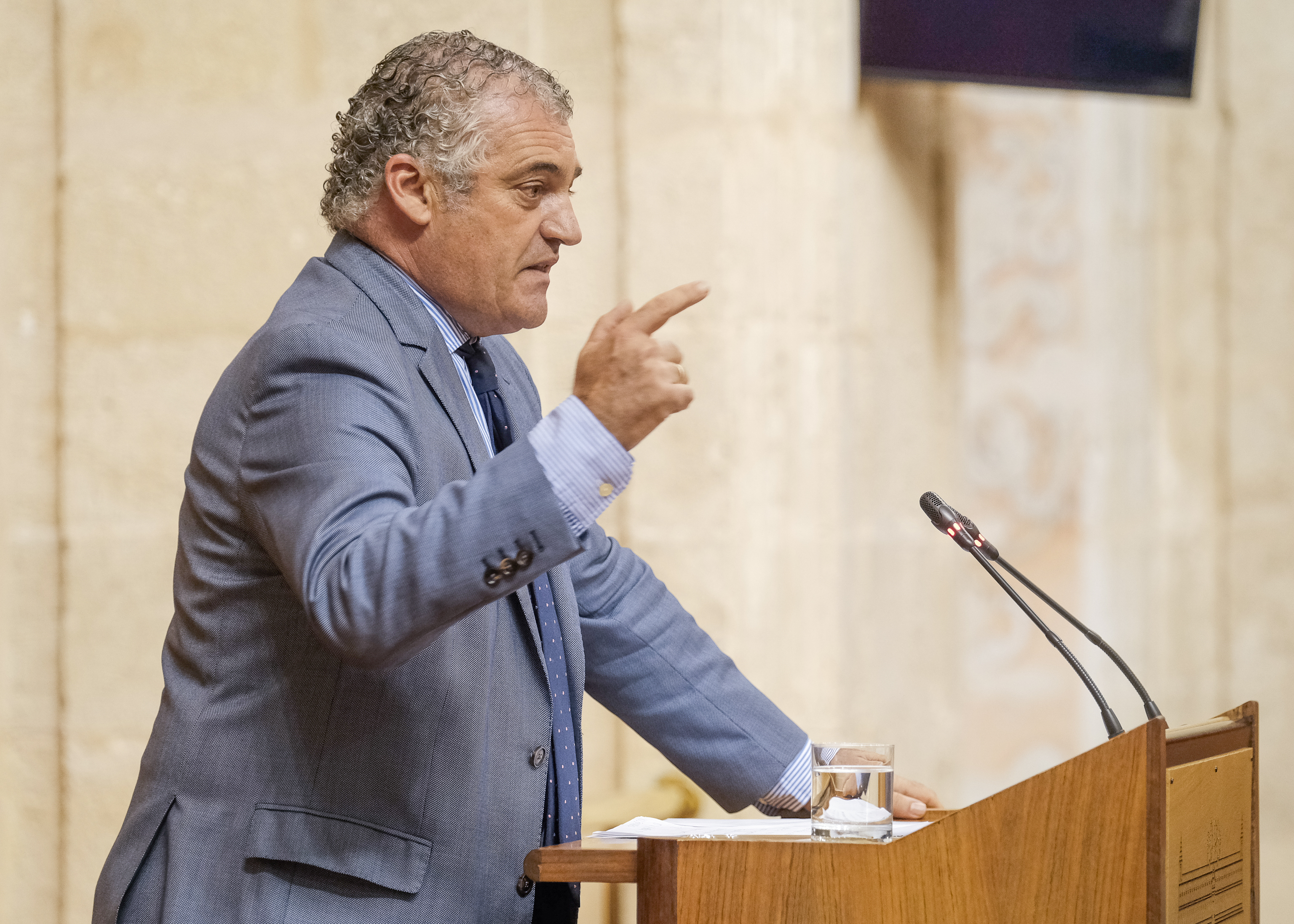 Javier Carnero, del Grupo Socialista, inicia el debate de la proposicin no de ley para garantizar la vuelta a la sanidad pblica presencial en Andaluca 