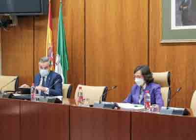 En la Mesa de la Comisin de Hacienda el consejero, Juan Bravo, y la presidenta de la Comisin, Rosa Aguilar 