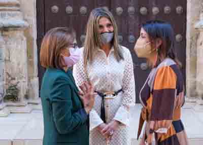  Marta Bosquet, presidenta del Parlamento, conversa con Dolores Llop, presidenta de ASEINPA y Manuela Moro, interventora general de la Cmara 

