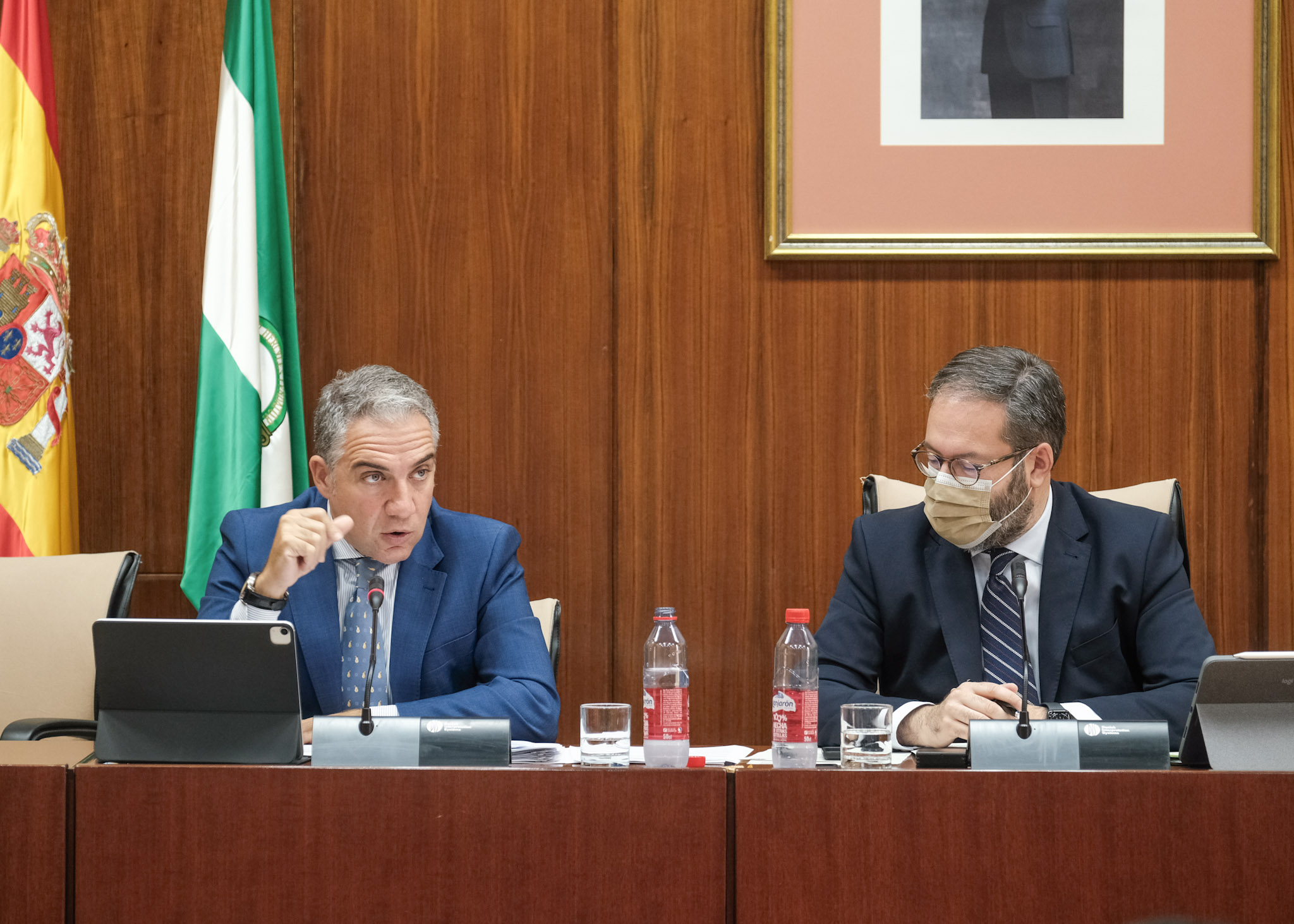 El consejero de la Presidencia, Elas Bendodo, interviene en presencia del presidente de la Comisin, Adolfo Manuel Molina 