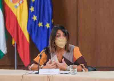 La presidenta del Parlamento de Andaluca, Marta Bosquet, da la bienvenida a los asistentes a las jornadas 