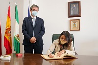    La presidenta del Parlamento, Marta Bosquet, firma en el Libro de Honor del Ayuntamiento de Adra (Almera) en presencia del alcalde del municipio