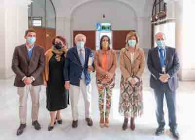 Foto de familia en la inauguracin de la exposicin "Memoria Hispnica" que se exhibe en el Saln de Pasos Perdidos 